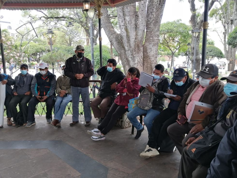 La reunión que sostuvieron presidentes de barrios sobre el aeropuerto Juana Azurduy.