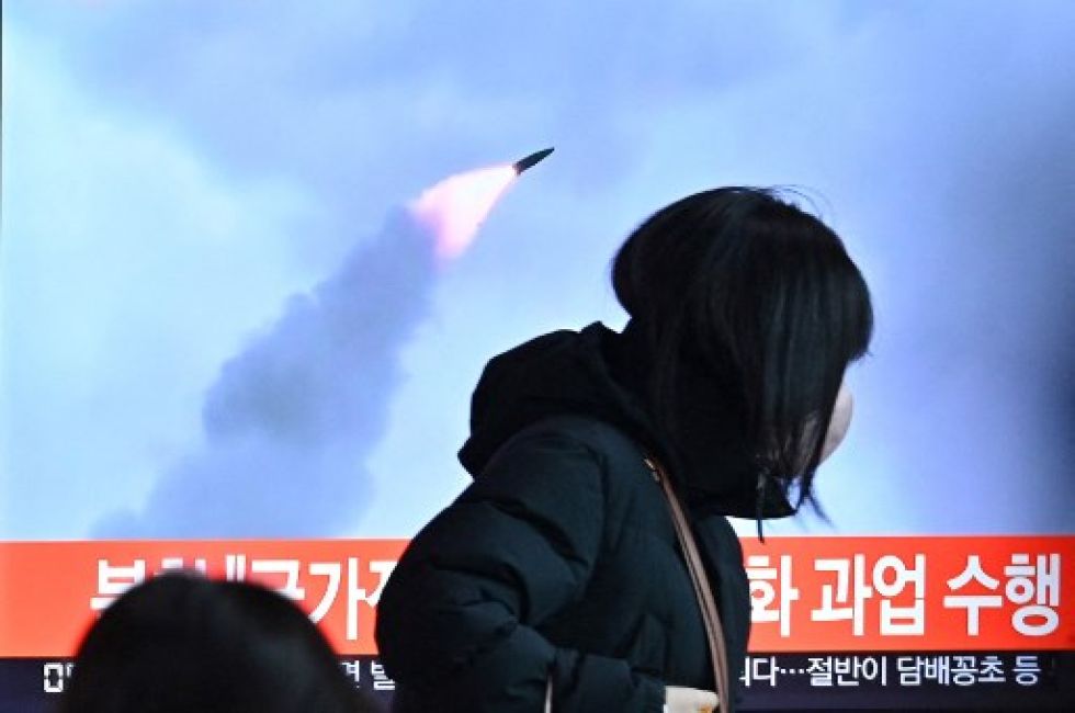 Una persona pasa frente a una pantalla de televisión en Seúl (Corea del Sur), donde se muestran imágenes del lanzamiento de un misil desde Corea del Norte.