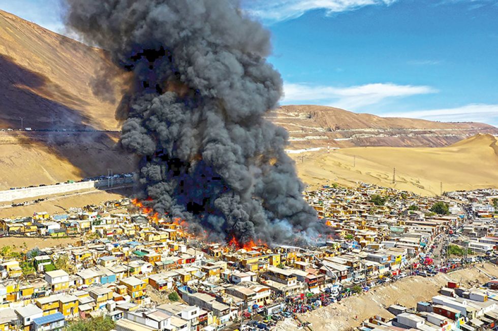 Las llamas en un campamento irregular en Iquique (norte de Chile) dejaron al menos un centenar de viviendas precarias consumidas y 400 personas damnificadas.