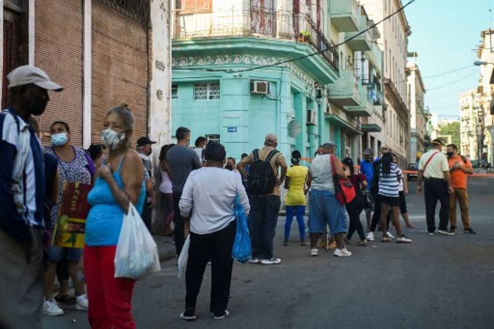 Cubanos forman filas ante una oficina encargada de la distribución de cupos de alimentos y medicinas en el centro de La Habana.