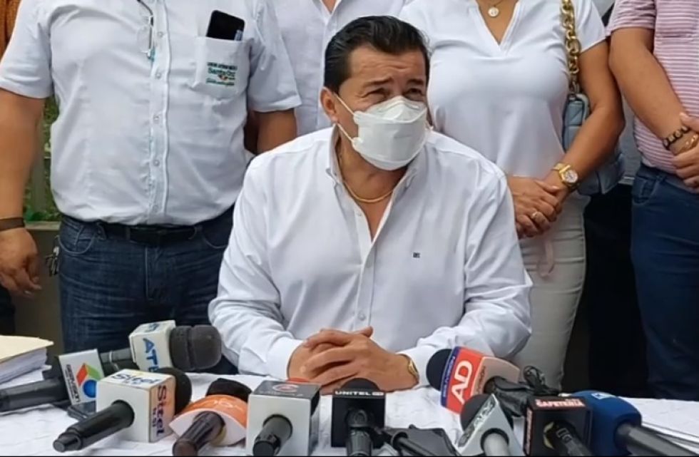 El alcalde de Santa Cruz, Jhonny Fernández, ayer, en una declaraciones ante la prensa.