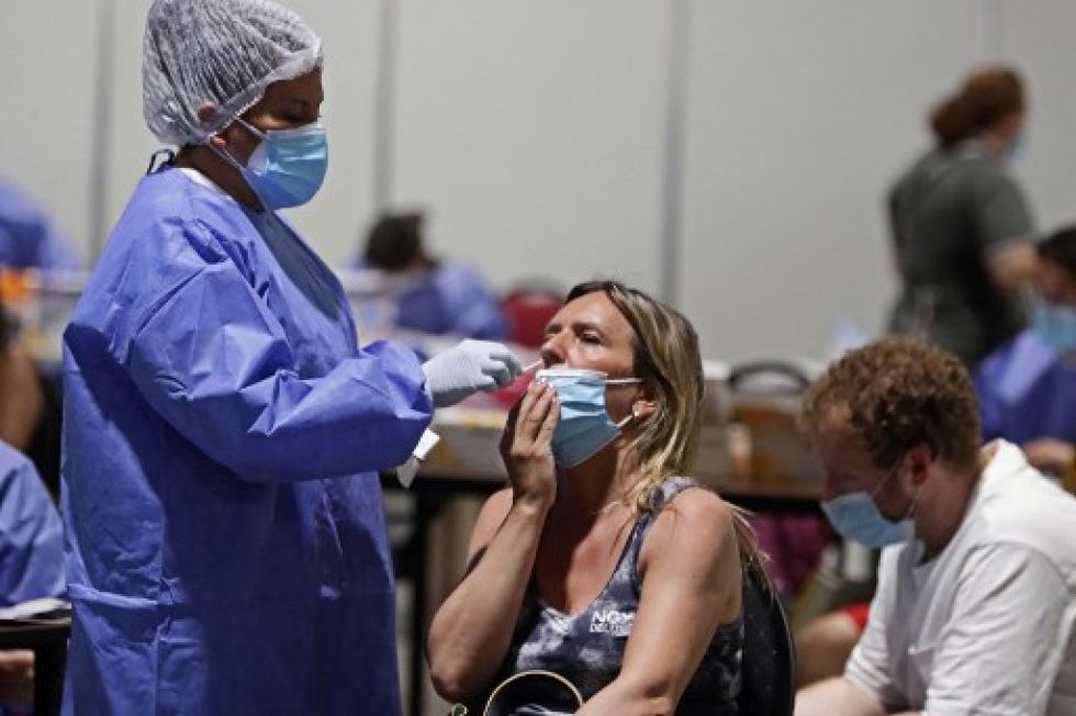 Los servicios de salud en el mundo continúan bajo presión debido a la variante del coronavirus.