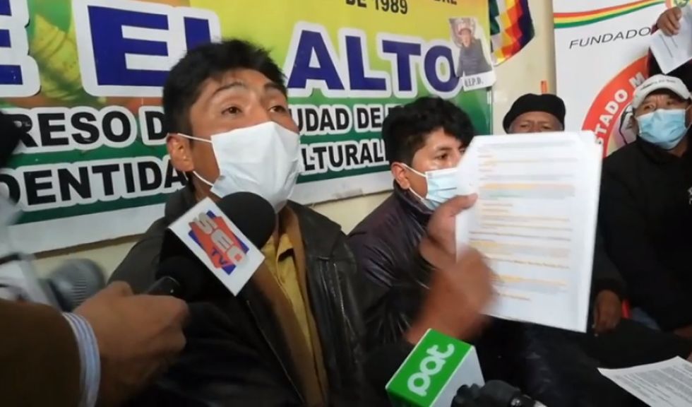 El presidente del Comité Cívico de El Alto, Gregorio Gómez, durante su conferencia de prensa.