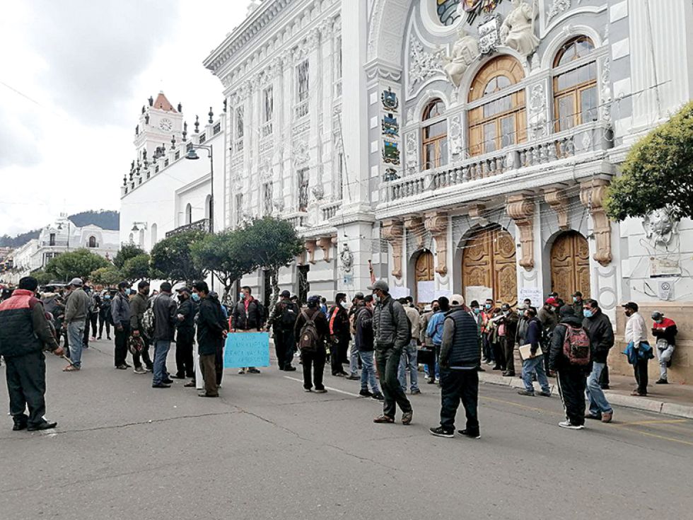 DEMANDA. Los presidentes de barrio del Distrito 3 protestaron en la plaza 25 de Mayo.