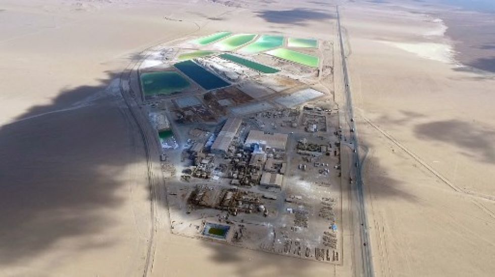 Vista aérea de una mina de litio ubicada en el salar de El Carmen, en el norte chileno, donde el Gobierno adjudicó uno de sus yacimientos.