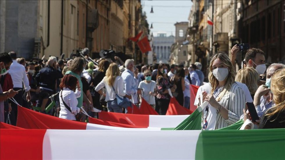 ROMA. Los italianos están contra las cuerdas respecto al avance de la ómicron; sigue rompiendo récords día que pasa.