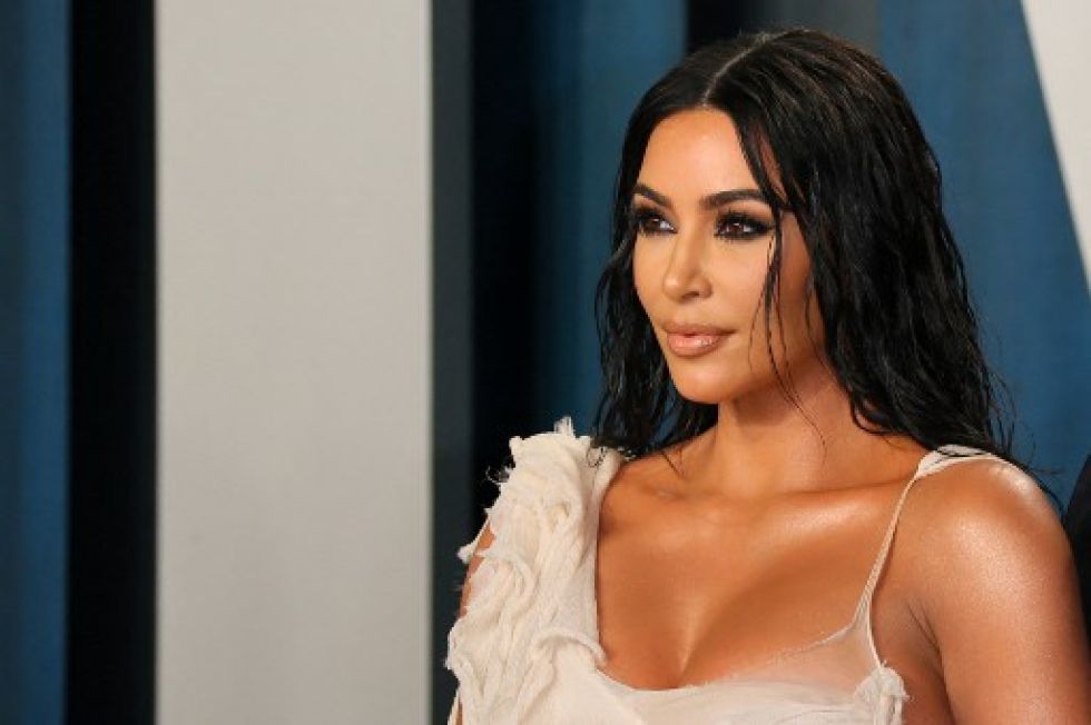La celebridad de la telerealidad Kim Kardashian fue criticada en las redes sociales por celebrar su 40 cumpleaños en una isla tropical, para lo cual alquiló un vuelo privado.