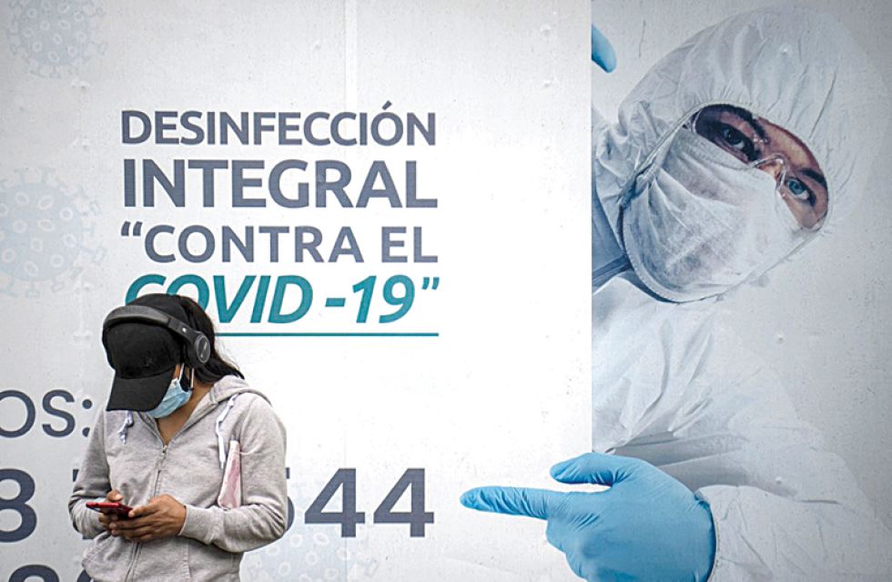 CONTROL. Una mujer hace fila para acceder a un centro de test rápido de covid-19 en Lima (Perú), un país castigado por la pandemia.