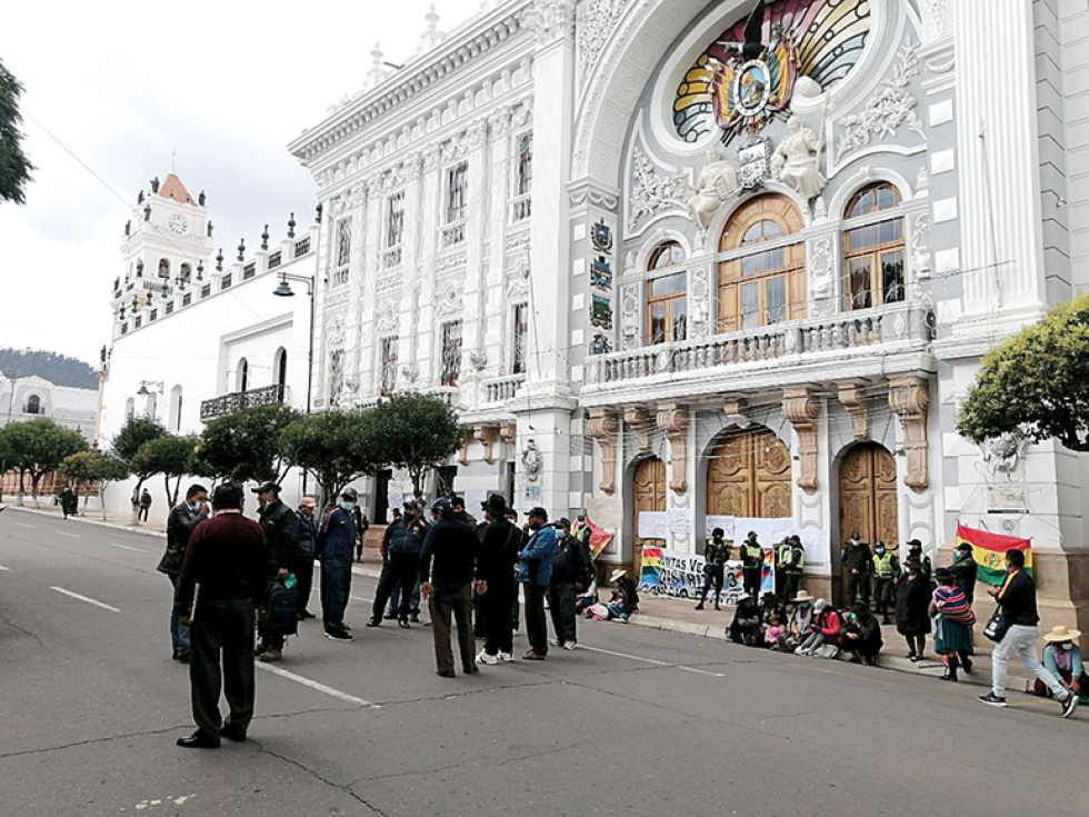 PROTESTA. Los dirigentes de los distritos 3, 4, y 5 se apostaron en el frontis de la Gobernación de Chuquisaca por segundo día consecutivo.