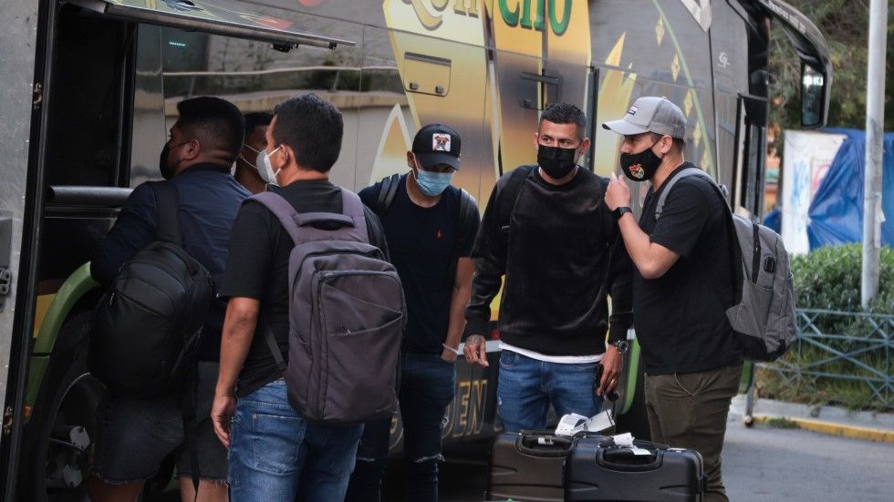 Jugadores y miembros del cuerpo técnico de la Verde en puertas del hotel de concentración