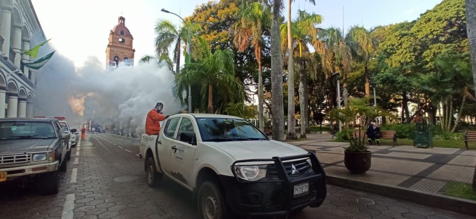 Desde una camioneta fumigan el centro de Santa Cruz durante el horario de restricción.