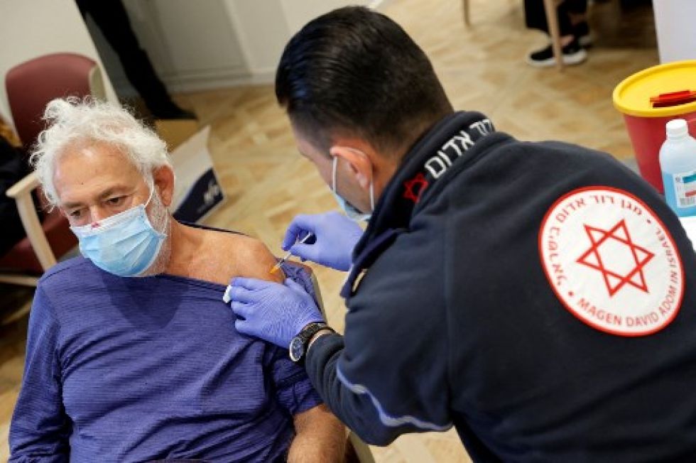 Israel comenzó a aplicar la cuarta dosis de la vacuna contra el coronavirus entre su población vulnerable.