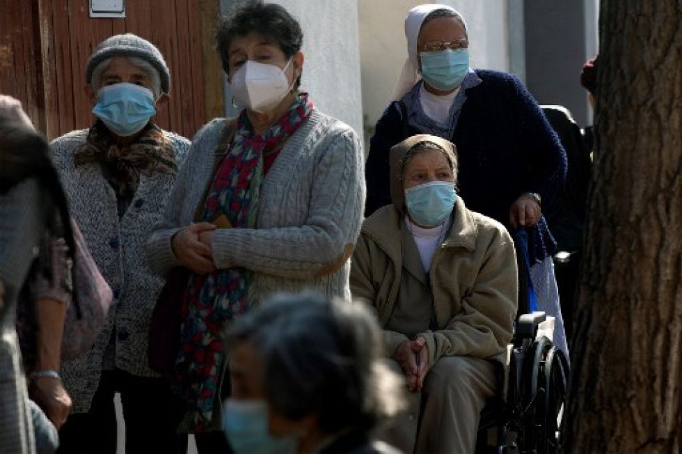 Ancianos hacen fila para recibir la dosis de refuerzo de la vacuna covid-19 fabricada por AstraZeneca.