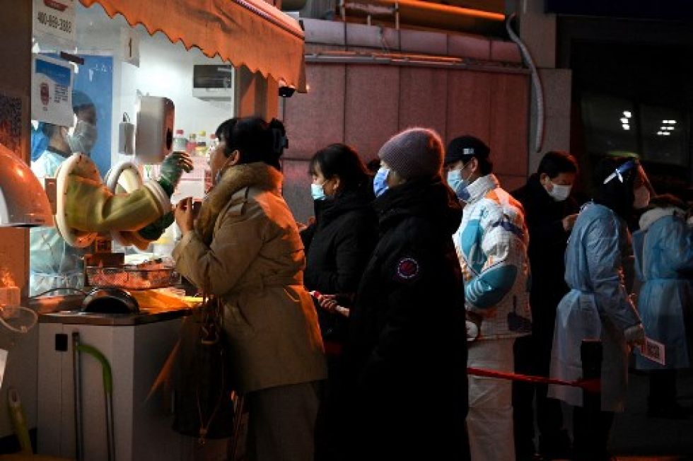 Ciudadanos chinos hacen fila para acceder a un test de coronavirus, ante el aumento de casos positivos en algunas ciudades pobladas.