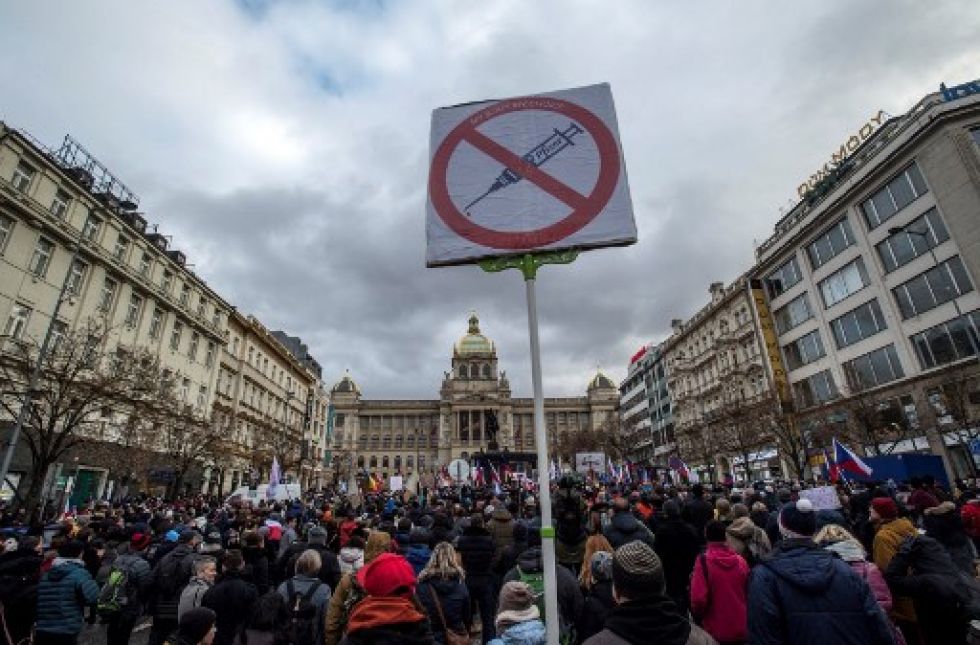 El movimiento antivacunas en República Checa rechazó las disposiciones del Gobierno que obligan a inmunizarse para acceder a espacios públicos y privados.