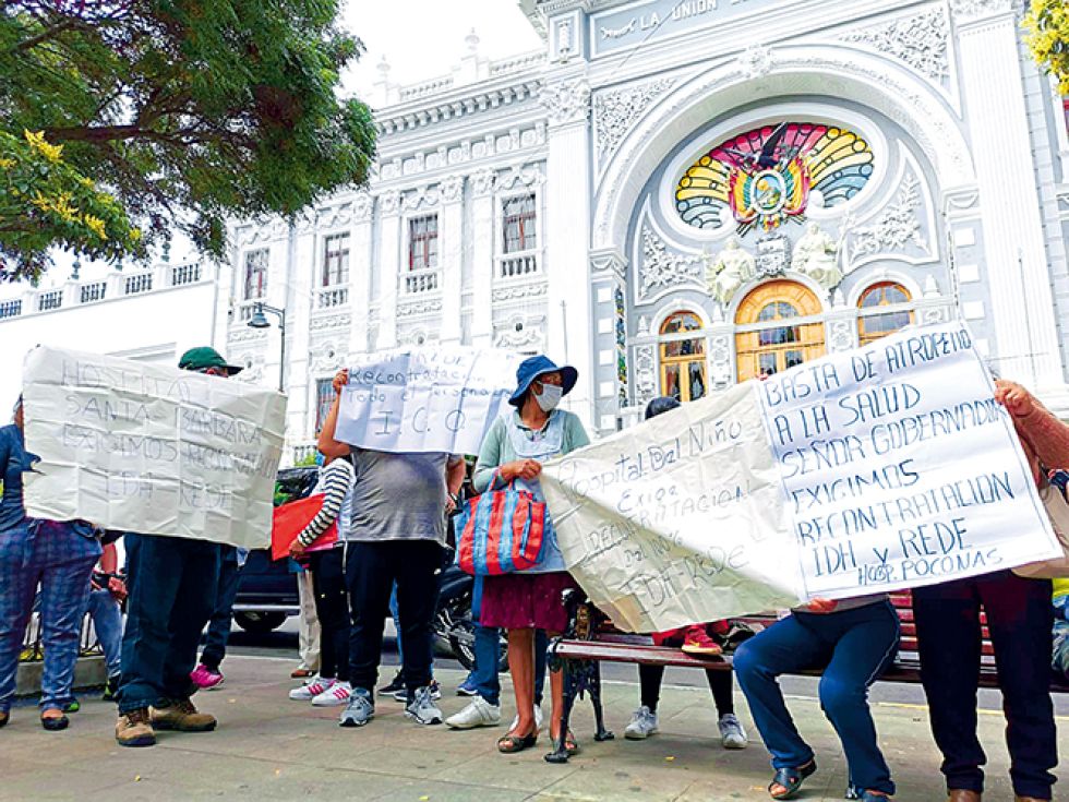 RECLAMOS. Extrabajadores se movilizaron con pancartas ayer en la plaza 25 de Mayo.