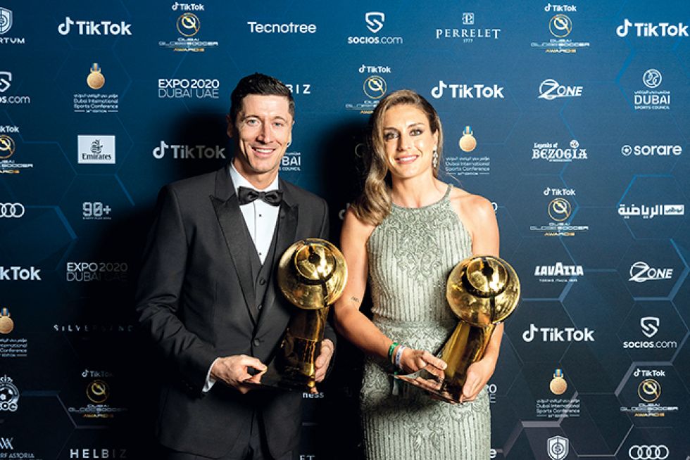 El polaco Robert Lewandowski (i) y la española Alexia Putellas fueron los galardonados con el premio The Best 2021.