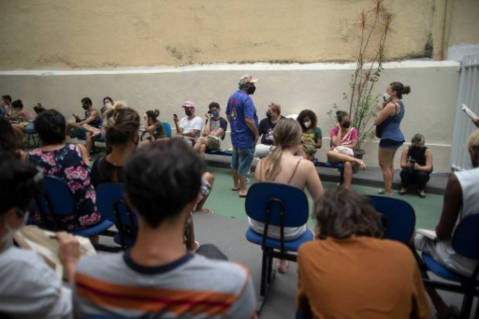 La gente espera en la fila para hacerse la prueba de COVID-19 fuera de la unidad de salud pública Manoel Jose Ferreira en Río de Janeiro.