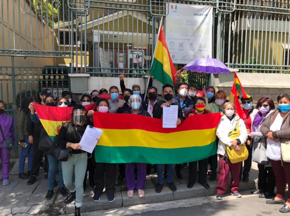 El grupo de personas que presentó las resoluciones del Cabildo Digital.