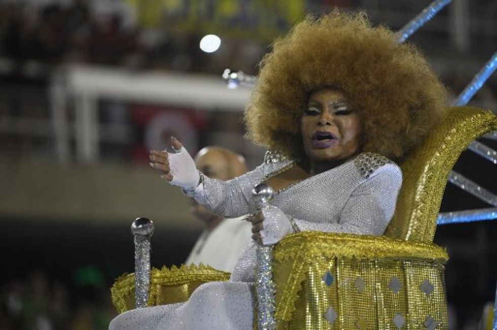 La cantante Elza Soares en el desfile de la escuela de samba Mocidade Independente de Padre Miguel durante la última noche del desfile del Carnaval de Río, en 2020.