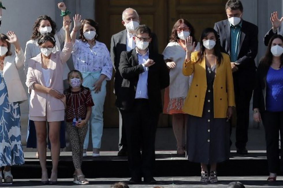 Gabriel Boric (C), posa para una fotografía con sus ministros durante la presentación de su gabinete de gobierno en el Museo de Historia Natural de Santiago.