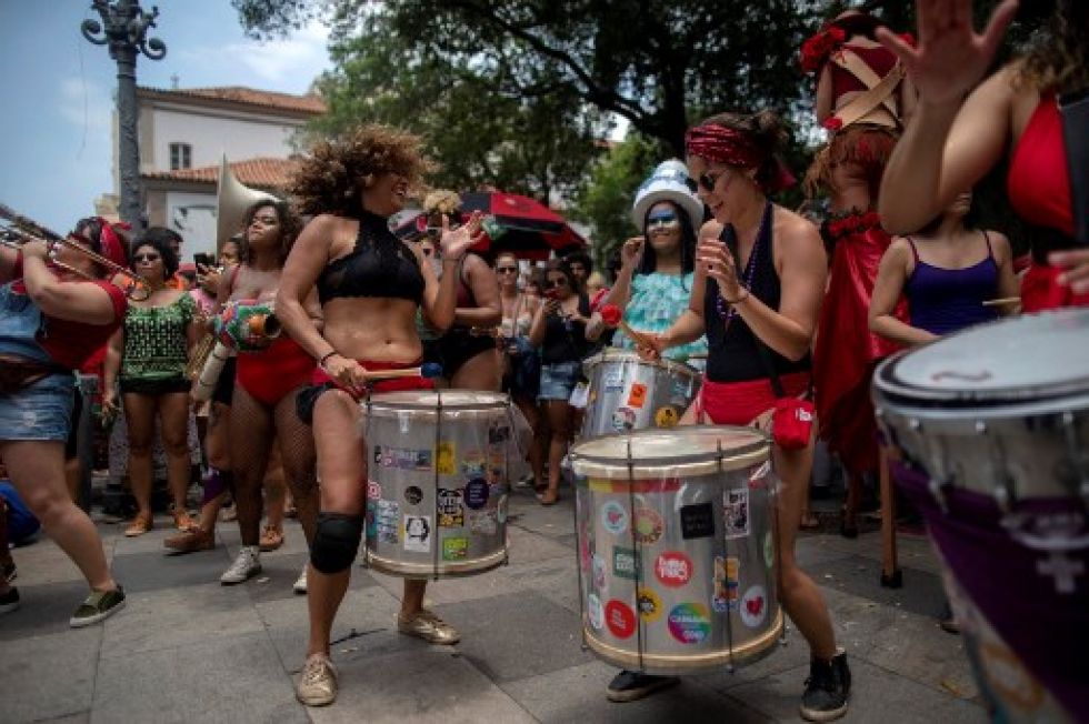 Juerguistas participan en el desfile callejero de carnaval del bloco Calcinhas Belicas en la Plaza XV en Río de Janeiro en 2020.