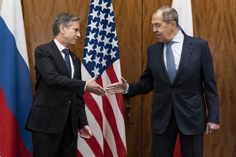 El secretario de Estado de EEUU, Antony Blinken (i), saluda al Ministro de Relaciones Exteriores de Rusia, Sergey Lavrov, antes de su reunión.