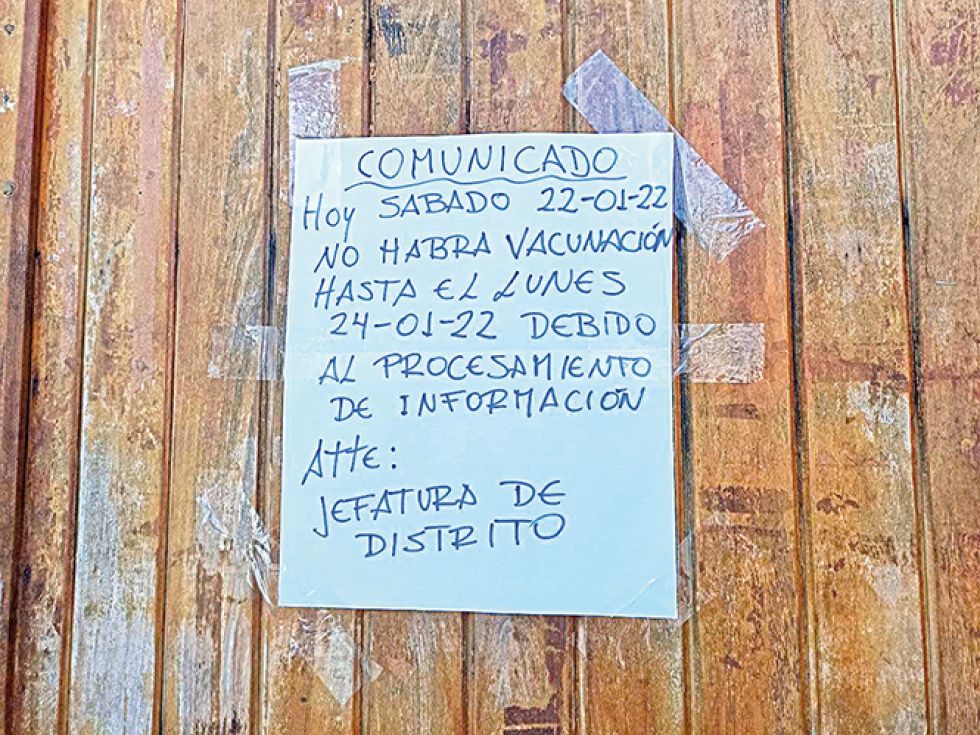 AVISO. Un letrero colgado ayer en el Coliseo Universitario, punto masivo de vacunación.