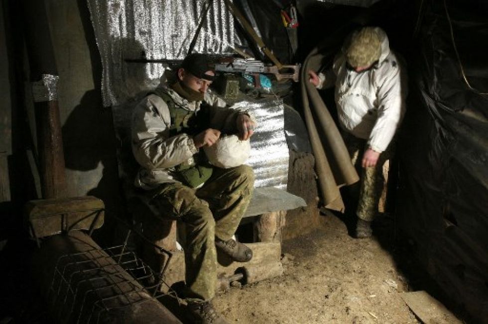 Fuerzas militares ucranianas hacen guardia cerca de un puesto fronterizo con Rusia, en medio de una creciente tensión política y militar.