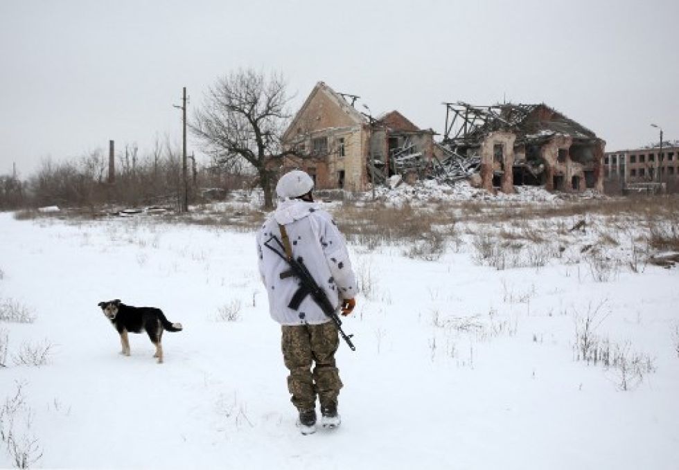 Un efectivo de las fuerzas militares ucranianas realiza su labor de patrullaje en una aldea próxima a la frontera con Rusia, en medio de una escalada de tensiones bélicas.