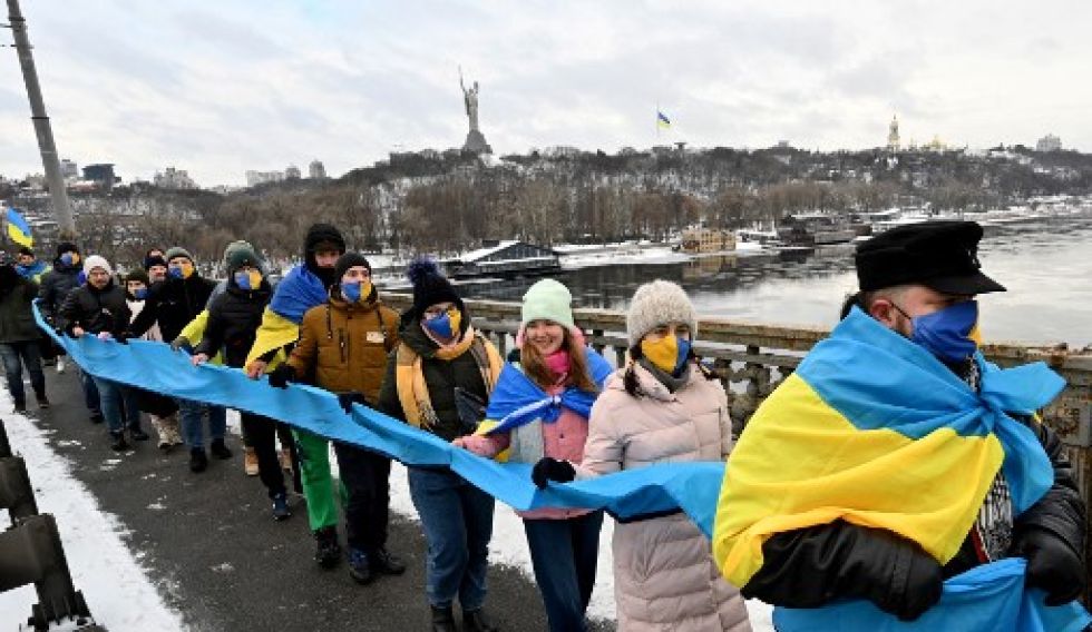 Un grupo de personas hace una cadena humana en Kiev, en conmemoración al 103 aniversario de la unificación de Ucrania.