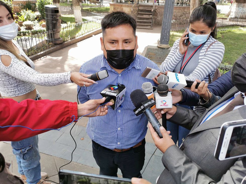 ACTIVISTA. El presidente de la Apdhb, Edgar Salazar, ayer, en unas declaraciones en Sucre.