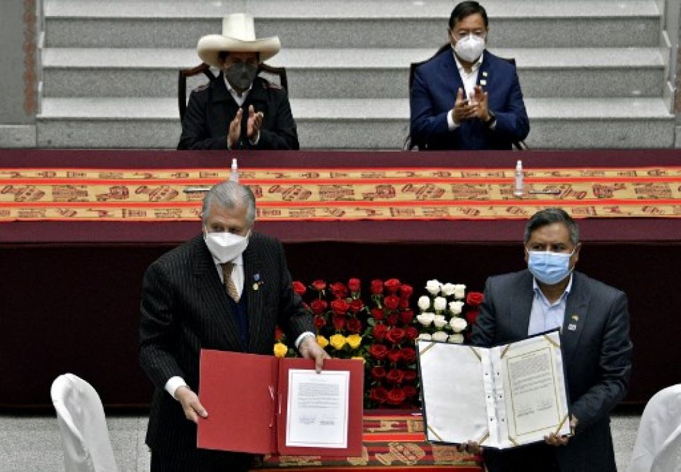 Los ministros de Relaciones Exteriores de Perú (ai) y Bolivia (ad). Al fondo, los presidentes de Perú, Pedro Castillo, y de Bolivia, Luis Arce, en un acto en La Paz, en 2021.