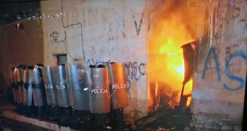 La Policía resguardó la casa de la familia del autor confeso de violaciones y asesinatos.
