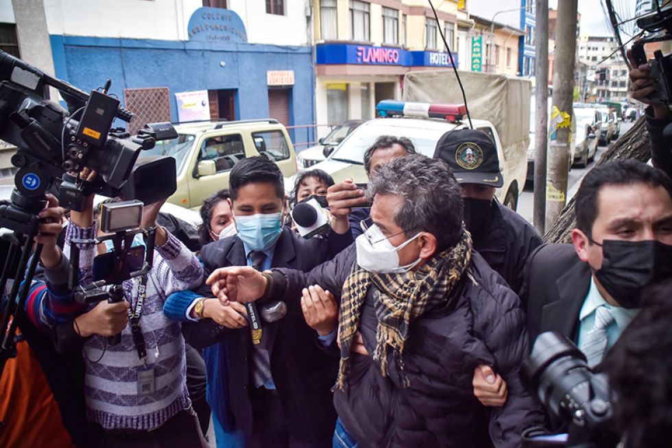DETENIDO. El exdirector general de la Felcn, Maximiliano Dávila, en el momento en el que es ingresado al penal San Pedro de La Paz.