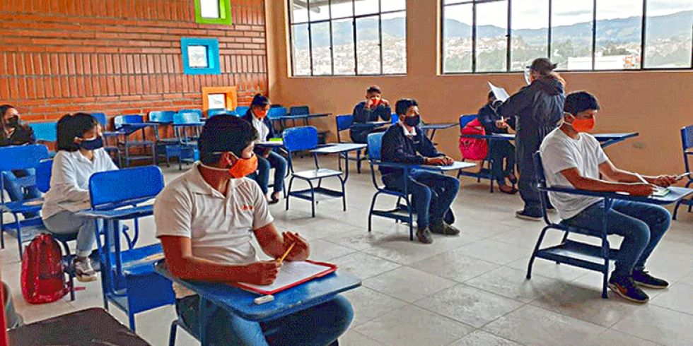 CLASES. Solo el 5% de los colegios de la capital concluyeron el 2021 con la modalidad presencial.