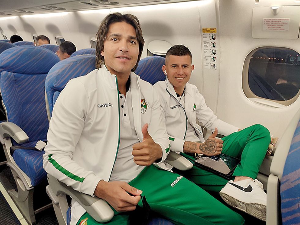 Marcelo Martins (i) junto a Juan Carlos Arce en el vuelo que trasladó a la Verde de La Paz a Santa Cruz.