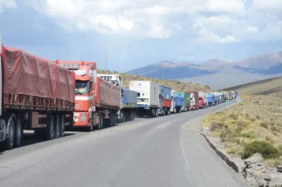 Camiones a la espera de ingresar a Chile, en el punto fronterizo de Tambo Quemado a mediados de enero.