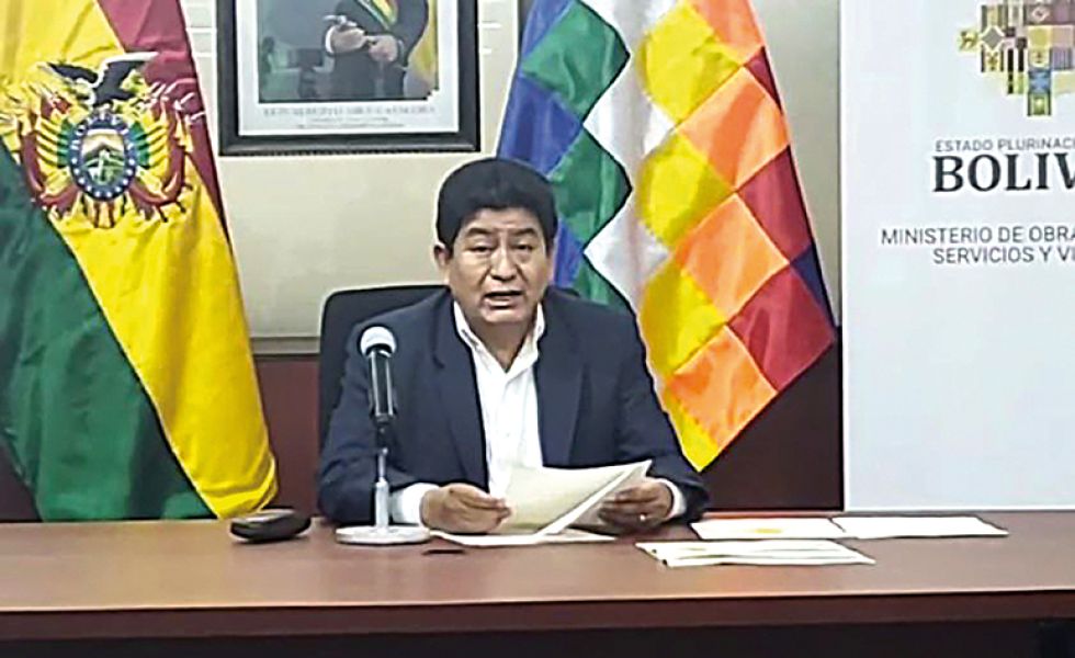 MINISTRO. El titular de Obras Públicas, Edgar Montaño, ayer, en conferencia de prensa.
