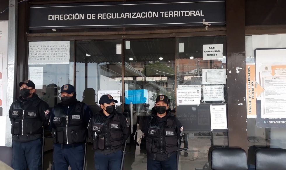 La intervención de las oficinas de la Dirección municipal de Regularización Territorial de Sucre.