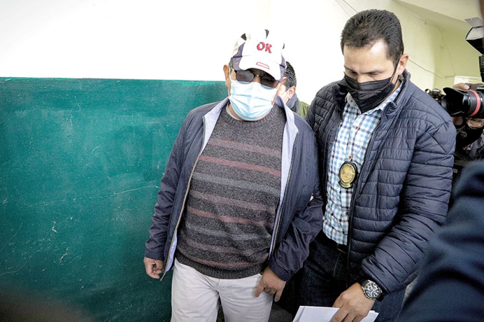 IMPUTADO. El juez Rafael Alcón cuando era conducido ayer a la audiencia cautelar en La Paz.