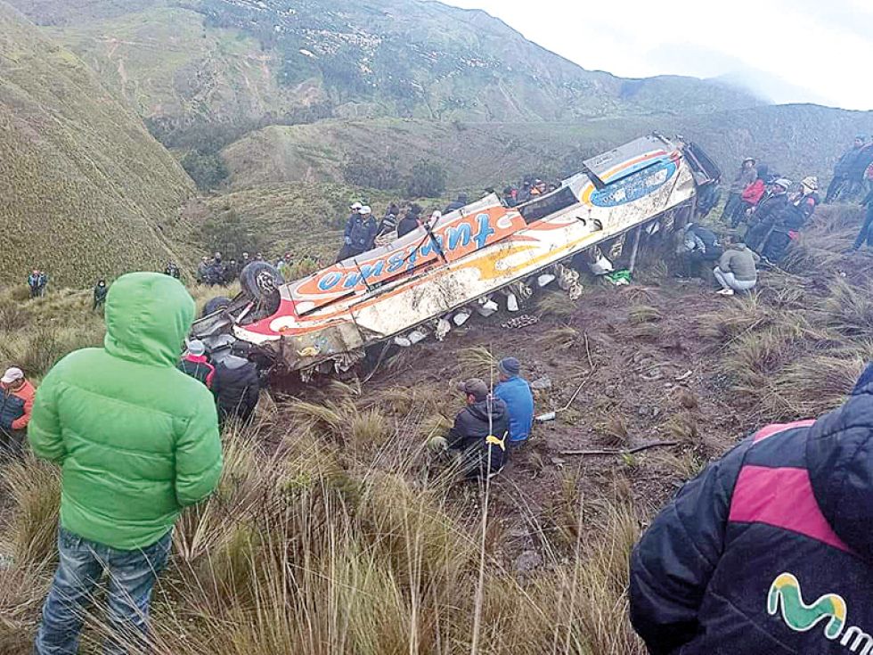 Vuelco de un bus deja 11 fallecidos en Cochabamba