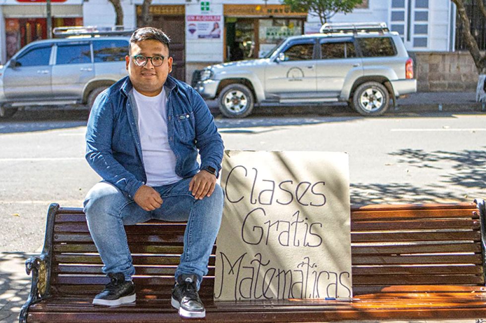 Cristian Apaza Coro, de 30 años, es el profesor más famoso y carismático de las redes sociales.