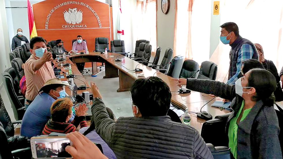 TENSIÓN. Yamil Flores fue elegido como nuevo presidente de la Brigada, en medio de gritos y discusiones entre legisladores del MAS y CC.