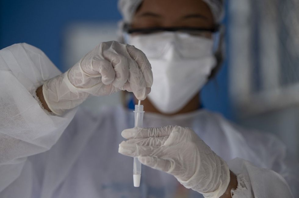 Imagen referencial de una trabajadora sanitaria manipulando una muestra para covid-19.