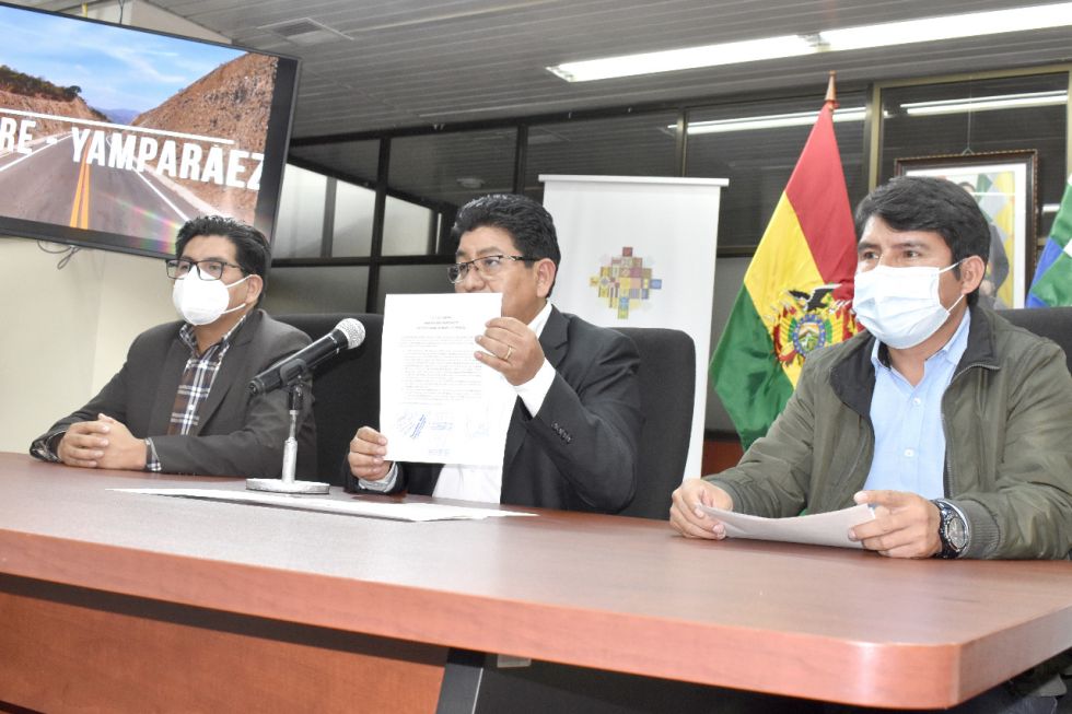 El Ministro de Obras Públicas (c), el Gobernador de Chuquisaca (d) y el Gerente Nacional de la ABC (i).