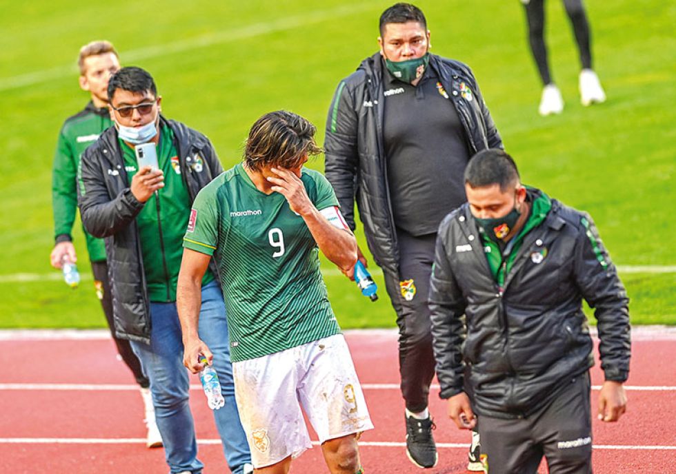 Marcelo Martins abandona el campo de juego después de la derrota de la Verde ante la Roja ayer, en el estadio Hernando Siles.