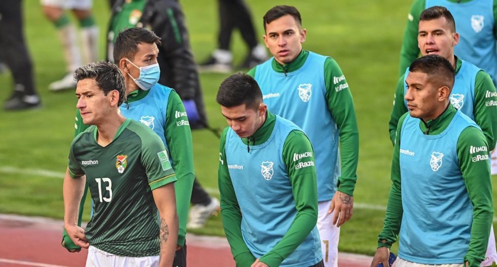 La desazón de los jugadores bolivianos tras la derrota ante Chile. 