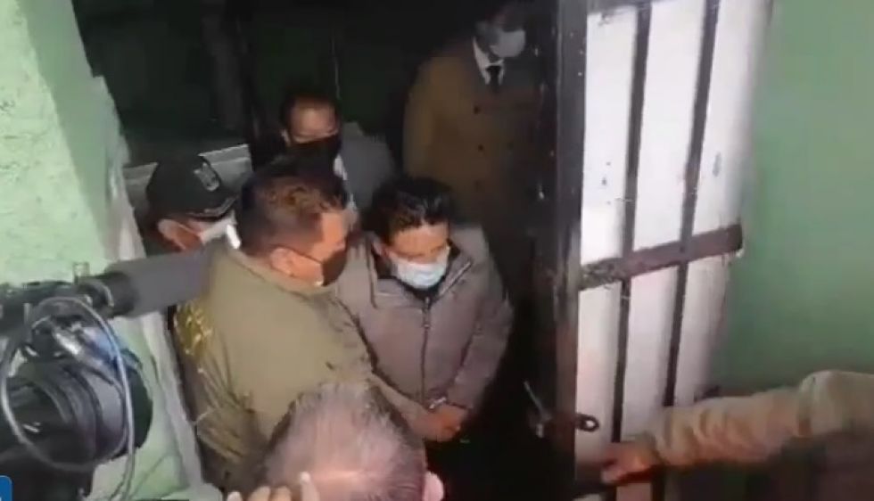Momento en el que Santos Quispe (c) sale de la Felcc para ser conducido a la Fiscalía.