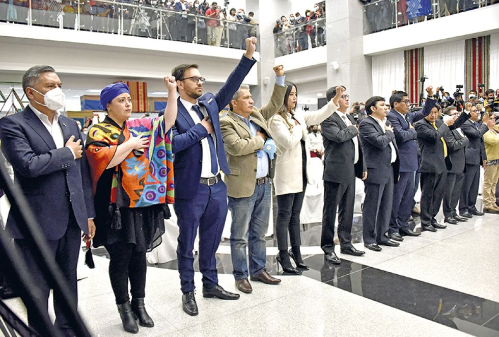 GABINETE. Los actuales ministros del presidente Luis Arce, durante la ceremonia de posesión, en la Casa Grande del Pueblo.